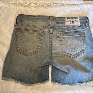 True Religion shorts, low mid rise waist, cute light wash, frayed hem